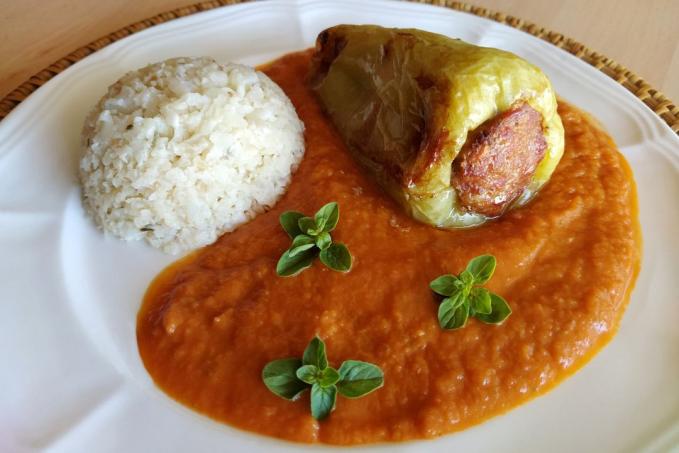 Plněné papriky se zeleninovou omáčkou a květákovou "rýží" - LC