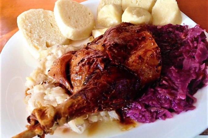 Pečená husa na kmíně se zelím