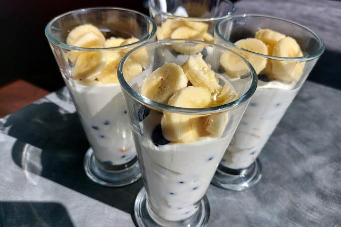 Jogurtový pohár s borůvkami a banánem