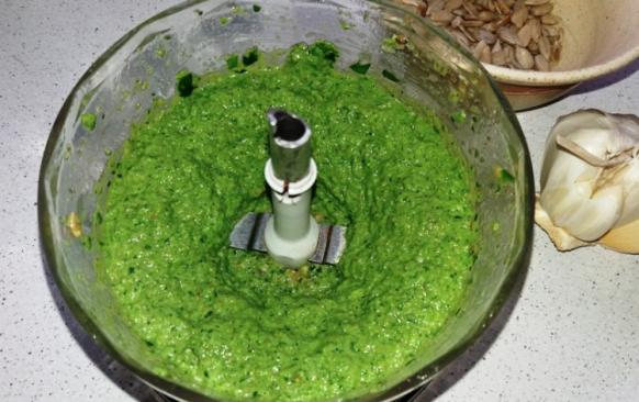 Všechny ingredience dobře rozmixujeme. Pokud se uchytávají na stěnu mixéru, setřete je lžičkou. Měla by vzniknout hladká zelená kaše.