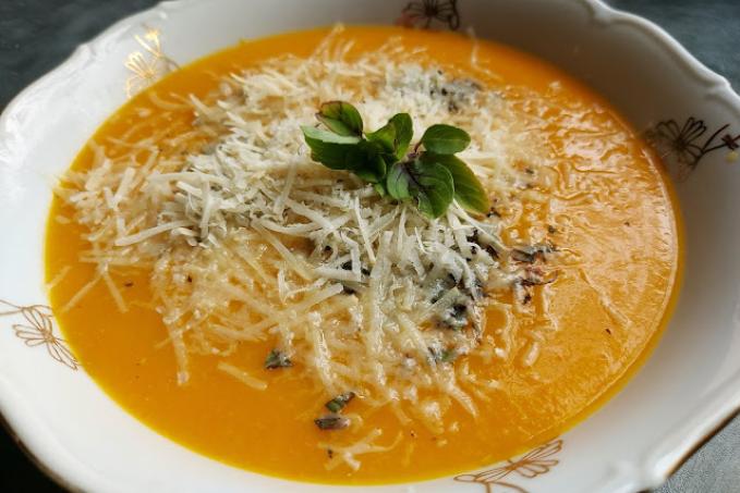 Dýňová polévka s parmezánem a bazalkou