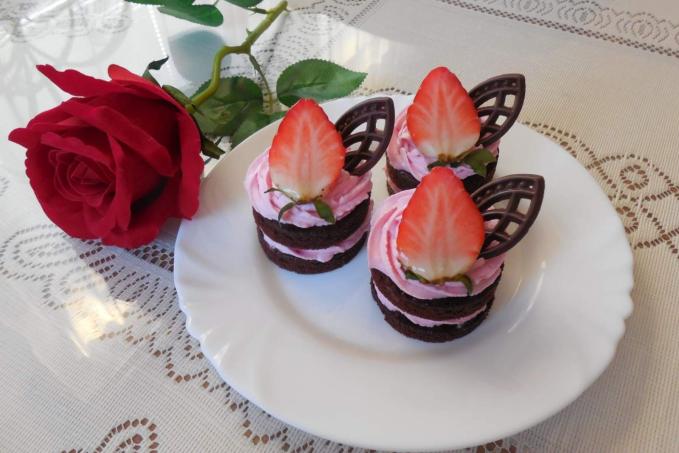 Dortíčky s jahodovou šlehačkou