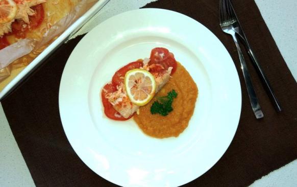 Pyré nandejte na talíř, na něj položte plátek lososa i s rajčaty a dozdobte kouskem čerstvé petrželky. Dobrou chuť.