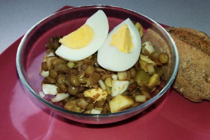 Čočkový salátek s vařeným vejcem