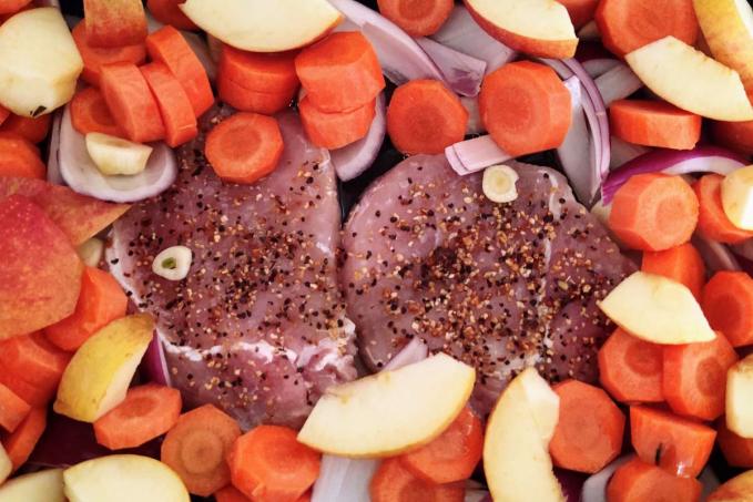 Pečené vepřové plátky se zeleninou