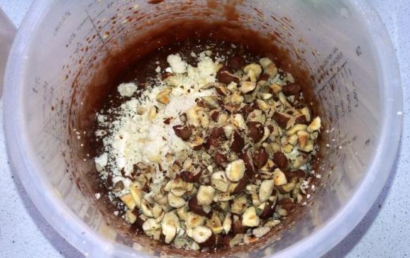 Nakonec opatrně vmícháme mandlovou mouku, prášek do pečiva a nahrubo nakrájené lískové ořechy.