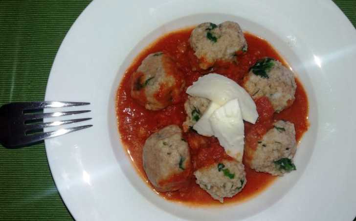 Špenátovo-tvarohové knedlíčky s rajčatovou omáčkou