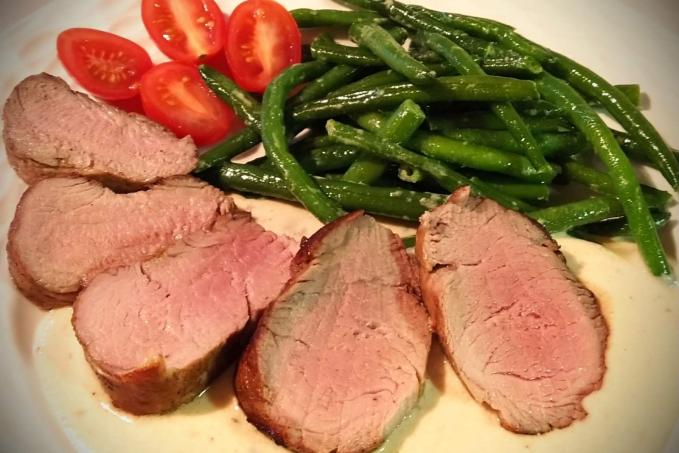 Vepřová panenka s pepřovou omáčkou a fazolové lusky - LC