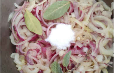 Francouzská cibulačka se zapečeným toastem