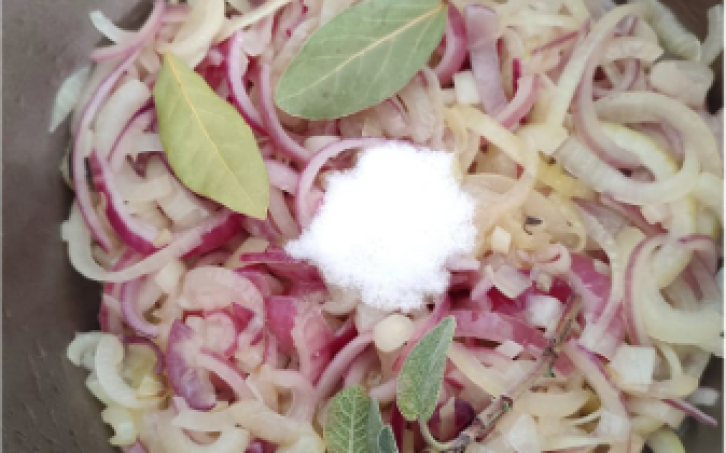 Francouzská cibulačka se zapečeným toastem