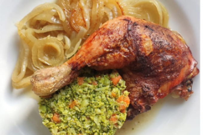 PEČENÁ STEHNA NA CIBULI A BROKOLICOVÁ "RÝŽE"