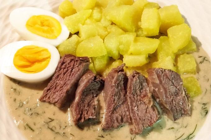 Koprová omáčka s vařenou kedlubnou, hovězím masem a vejcem - LC