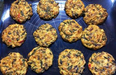 Květákové placky s houbama a špenátem