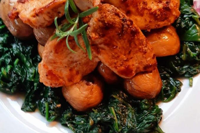 Kuřecí plátky + hnědé žampiony na špenátovém lůžku