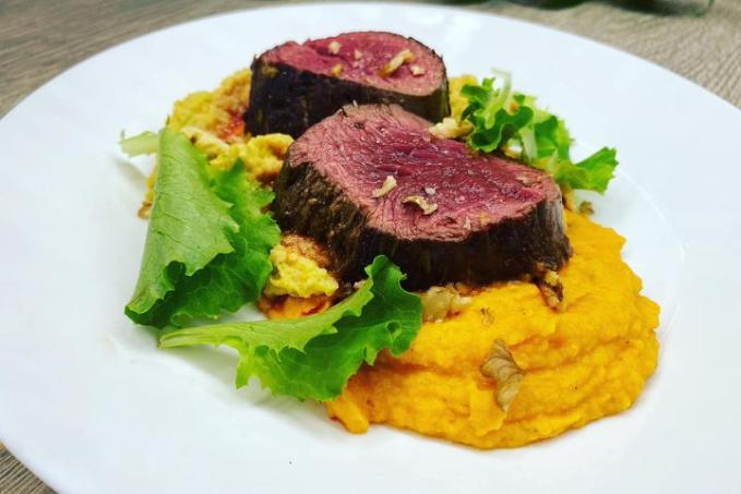 Steak ze svíčkové s dvěma druhy pyré a vlašskými ořechy