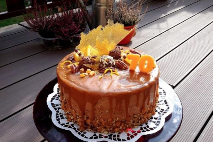 Pomerančovo-karamelový dort s celozrnnou moukou