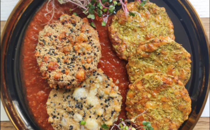 Karbanátky se sýrem, brokolicové placky a rajčatová omáčka