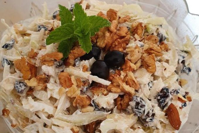 Fenyklovo-celerový salát se sušenými fíky a olivami