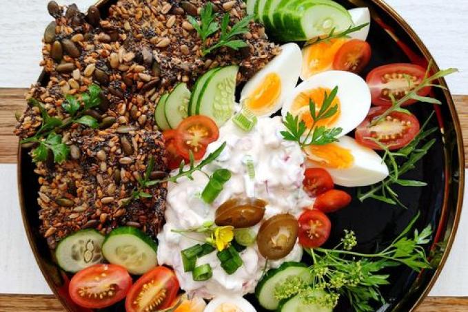 Tvarohovo-zeleninová pomazánka, semínkové krekry a obložený talíř