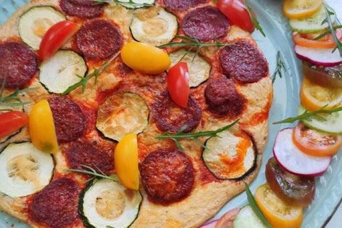 Omeleta s cuketou a chorizem