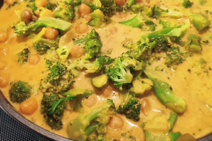 Fit brokolicové kari s cizrnou