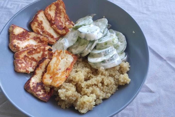 Halloumi sýr s okurkovým salátem a quinoou