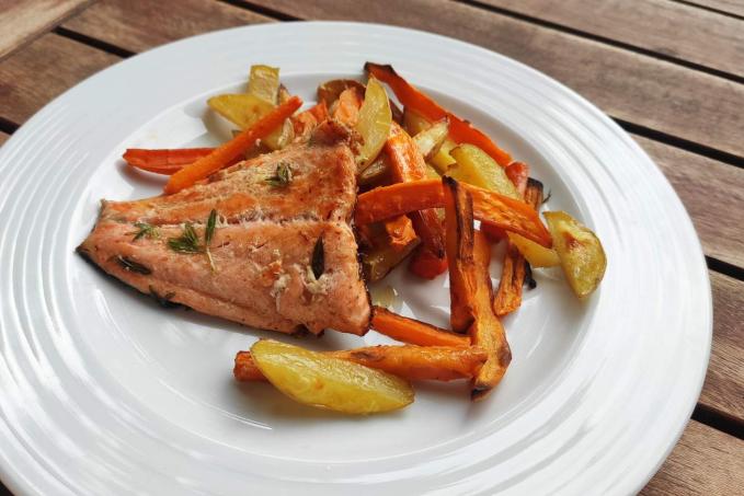 Pstruh (lososovitý) na pánvi s pečenou zeleninou