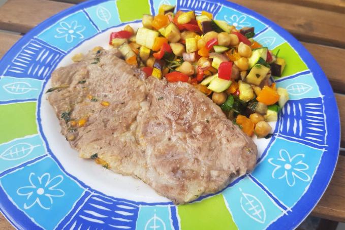 Vepřová krkovička s pečenou zeleninou a cizrnou