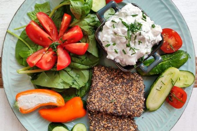 Nivová pomazánka a semínkové krekry