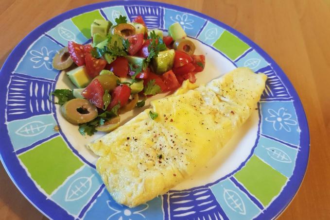 Vaječná omeleta, salát s rajčaty, avokádem a olivami
