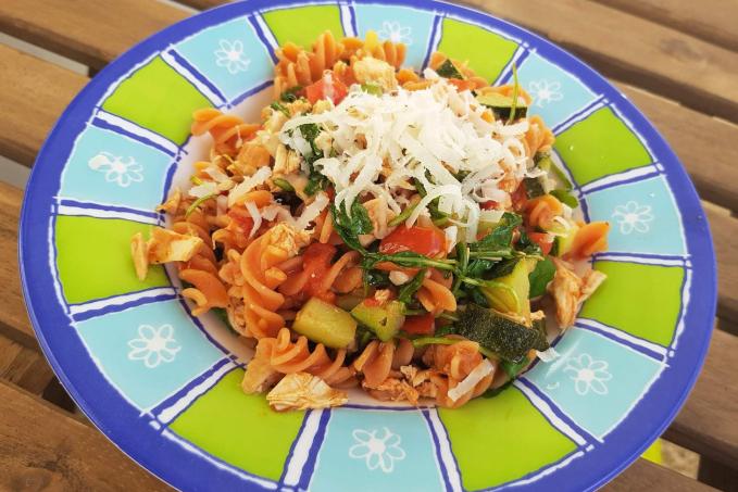 Těstoviny z červené čočky s kuřecím masem