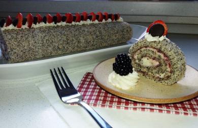 Maková roláda plněná malinovou marmeládou a tvarohem.