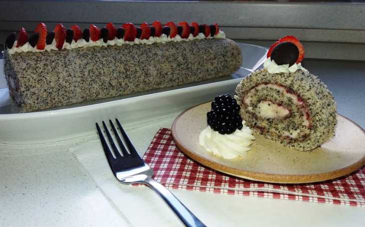 Maková roláda plněná malinovou marmeládou a tvarohem.