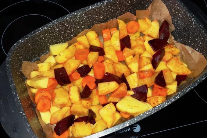 Tymiánové brambory pečené s řepou a mrkví