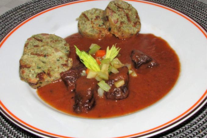 HOVĚZÍ NA VÍNĚ A ŠPEKOVÝ KNEDLÍK - LC