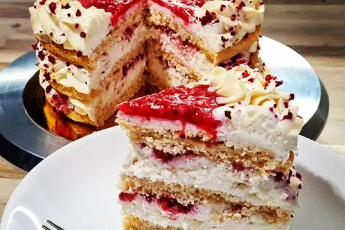 LowCarb kokosový dort s vanilkovo-rumovým krémem a rozvarem z červeného rybízu