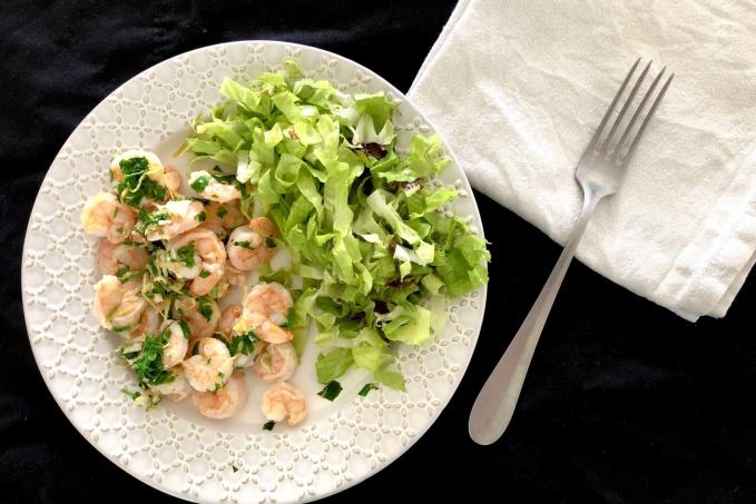 Restované krevety se salátem