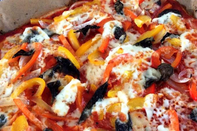 Pizza z krůtího masa (meatza) s cibulí a paprikami