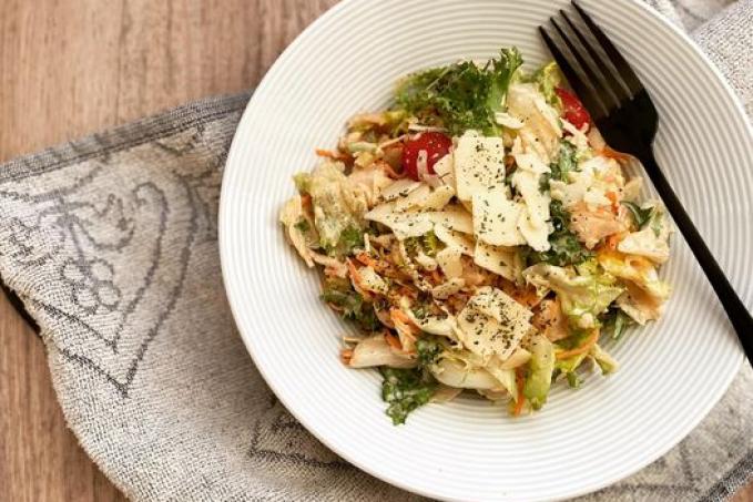 Salát s kuřecími kousky