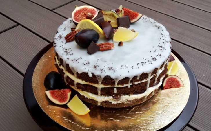 Makový dort s pečenými švestkami a citronovým krémem