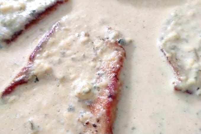 Vepřová pečeně s nivovou omáčkou