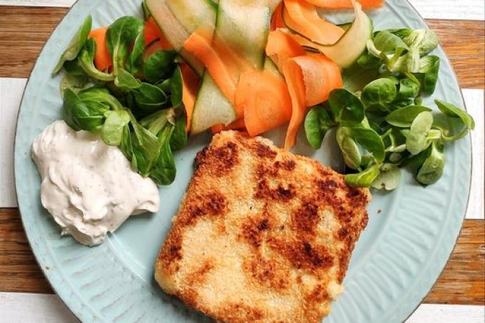 Smažák, zelenina a bylinkový dip