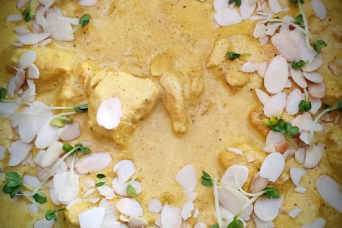 Kuře na kari s plátky mandlí