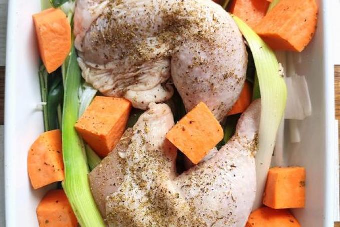 Pečená kuřecí stehna s batáty a pórkem