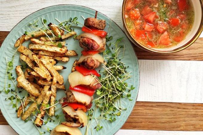 Vepřový špíz, celerové hranolky a rajčatovo-okurkový salát