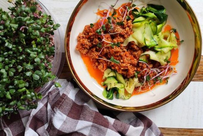 Ragú z mletého masa a cudle ("cuketové nudle")