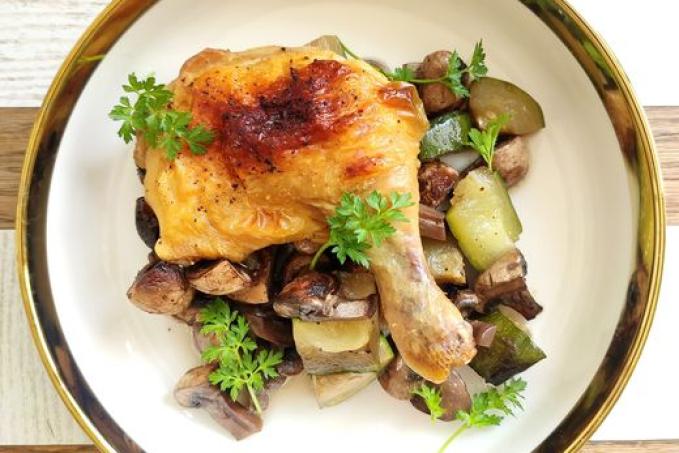 Kuřecí stehno pečené na cuketě a žampionech