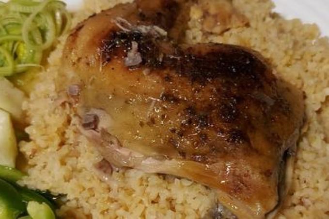 Pečené kuřecí stehno s bulgurem