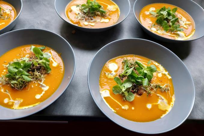 Dýňová polévka s polníčkem a slanou granolou