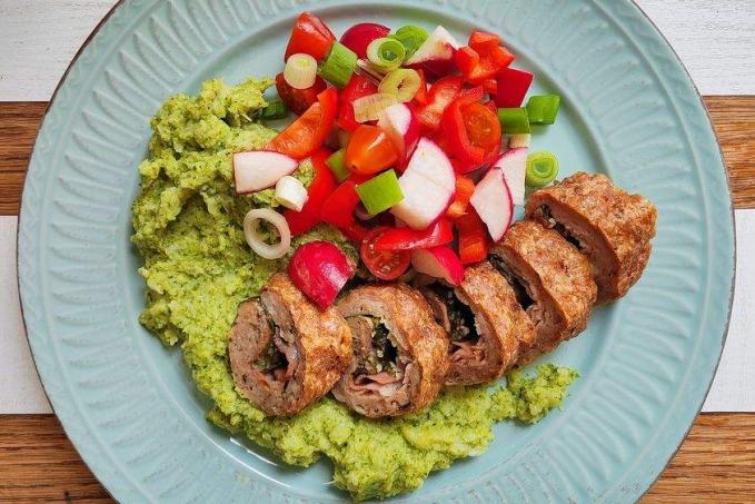 Plněné rolky z mletého masa a brokolicová kaše